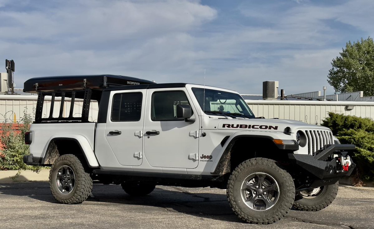 TrailFX's tweet photo. Jeep Gladiator with #TrailFX front bumper
📷: Creative Auto 
#pueblocolorado #shoplocal #jeep #jeepjt #jeepgladiator #jeepfamily #jeepnation #offroading #overlanding #olllllllo #frontendfriday #tagtrailfxgetfeatured https://t.co/O2VI1BSyHS