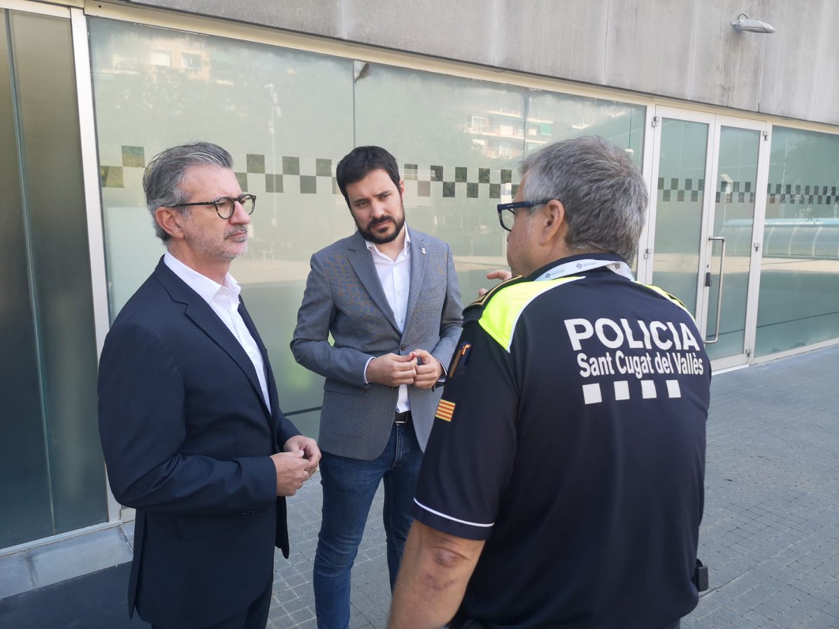 Aj. Sant Cugat (@ajsantcugat) on Twitter photo 👮♀️L'alcalde <a href="/josepmvalles/">Josep Maria Vallès</a> i el tinent d'alcaldia de Seguretat <a href="/bernatpicornell/">Bernat Picornell Grenzner</a> visiten la Policia Local el dia del seu patró, Sant Miquel Arcàngel, i anuncien la incorporació de vuit nous agents per reforçar el servei a #SantCugat
<a href="/policiastc/">policiastc</a> 👮♀️L'alcalde <a href="/josepmvalles/">Josep Maria Vallès</a> i el tinent d'alcaldia de Seguretat <a href="/bernatpicornell/">Bernat Picornell Grenzner</a> visiten la Policia Local el dia del seu patró, Sant Miquel Arcàngel, i anuncien la incorporació de vuit nous agents per reforçar el servei a #SantCugat
<a href="/policiastc/">policiastc</a>