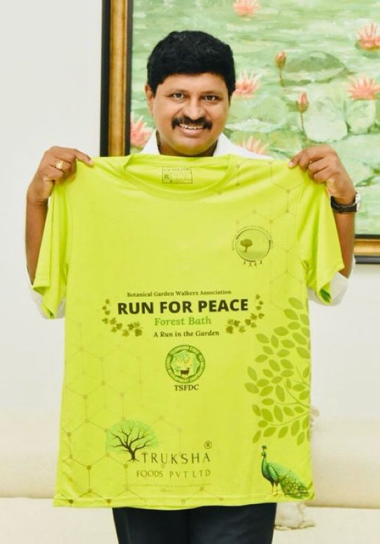 UrsVamsiShekar's tweet photo. Honorable MP Shri @SantoshKumarBRS unveiled the official T-shirt for the 3rd edition of the #RunForPeace on 2nd October, organized by the @botanicalwalkrs Association.

Let's run together in unity on #GandhiJayanti. 
#BapuBirthday #RunForPeace 🕊️ https://t.co/6ySOr5WmDb