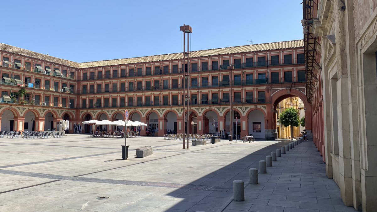 #Córdoba stands as a living testament to the passage of time and the convergence of civilizations. Its narrow, winding streets lead to grandiose plazas, while the scent of orange blossoms mingles with the echoes of ancient footsteps.
besidestheobvious.net/2023/09/29/won…