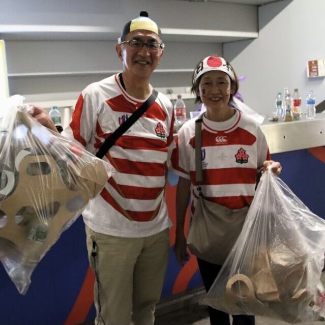 🇯🇵 Après la victoire de leur équipe contre les Samoa lors de la Coupe du monde de rugby, des supporters japonais sont restés à l’intérieur du stade pour ramasser les déchets en tribunes ! 👏 (Actu Toulouse) 

📸 Marie Lamarque