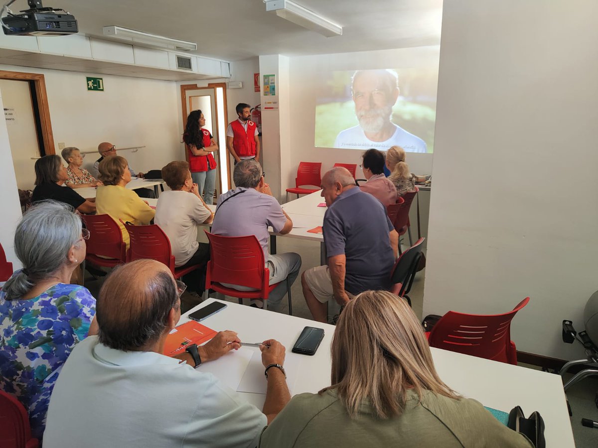 CruzRojaCordoba's tweet photo. Hoy en nuestro centro de participación para #personasmayores hemos presentado la nueva campaña de @CruzRojaEsp por el #DíaPersonasMayores, en la que reivindicamos otra forma de vivir -y de percibir, sobre todo- el envejecimiento.
#SerMayorEsLoMás https://t.co/HIWfIxZEpP