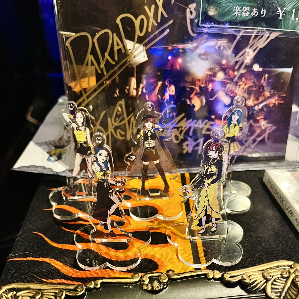 kaori_warlock's tweet photo. 10/1 大阪から発売のアクリルスタンドキーホルダー(2wayでどっちにも使える✌️)のイラストは、kimさん作です🎨👏✨

本当に5人の特長も捉えてるし、衣装の細部まで描かれていて感激もん😳🤩😆

素敵すぎるイラストをありがとうございます😭✨

みんなもGETしてよく見てみてね👀🎶 https://t.co/7LWblkmXxH