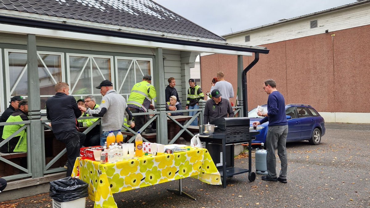 Syyskuun loppua eletään ja näkymät HOISKO CLT:n tehtaalla ovat loppuvuodelle työntäyteiset. Tänään kokoonnuimme porukalla yhteen makkaranpaiston ja kahvittelun merkeissä.

Hyvää viikonloppua kaikille! 🍂     

#hoiskoclt #cltrakentaminen #cltvalmistaja #massiivipuurakentaminen