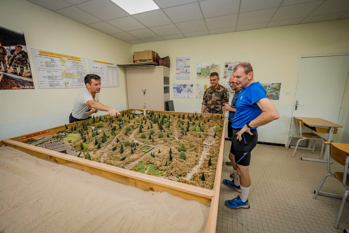 1er RA (@1er_ra) on Twitter photo 2023-09-29 12:38:11 Visite de commandement du général DE l’ESTOILE, commandant en second la @1reDivision. Le @1er_ra, comme l’ensemble de @armeedeterre, se transforme dans l’esprit du @CEMAT_FR ! #DeCombat #PrêtAuCombat Visite de commandement du général DE l’ESTOILE, commandant en second la @1reDivision. Le @1er_ra, comme l’ensemble de @armeedeterre, se transforme dans l’esprit du @CEMAT_FR ! #DeCombat #PrêtAuCombat