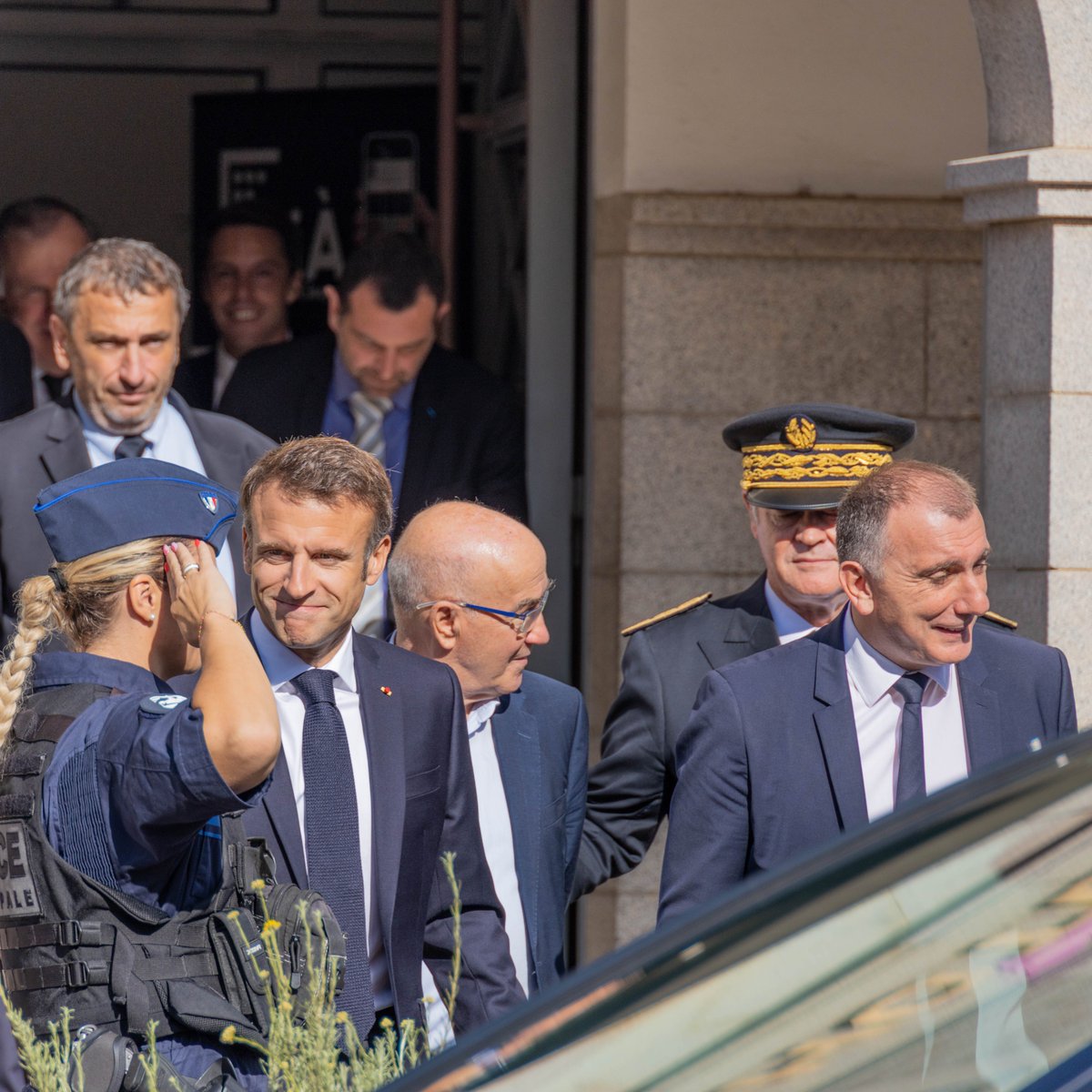 En conclusion de son déplacement dans l’île, visite et allocution en mairie de Portivechju du Président de la République. L’occasion de confirmer la révision constitutionnelle, la construction d’une autonomie de projet et l’avènement de relations politiques apaisées…
Et pour