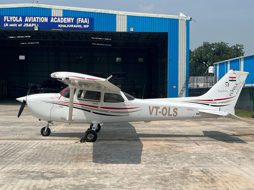 flyolaviation's tweet photo. ✈New Aircraft C-172 arrived in Flyola Company ✈

✴️FLYOLA AVIATION ✴️

✈INDIA’S FIRST FTO PROVIDING HIGH PERFORMANCE TRAINING✈

📞Call Now :- ☎️ +91 9810342422 / 1800 309 0503
🌐Visit :- https://t.co/P8D0b6U9st
#NewArrived #newaircraft #myflyola #jet #flight #aviation https://t.co/bG3u36T2XW