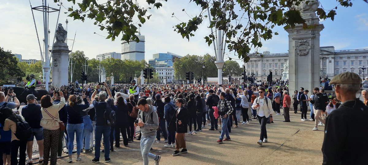 MPSRoyal_Parks's tweet photo. Somewhere within the crowds are the Guards and Mounted Police from this morning’s Changing the Guard at Buckingham Palace. Great to see so many people enjoying the autumn sunshine! #STJamessPark #ChangingTheGuard https://t.co/aPB51uIptc