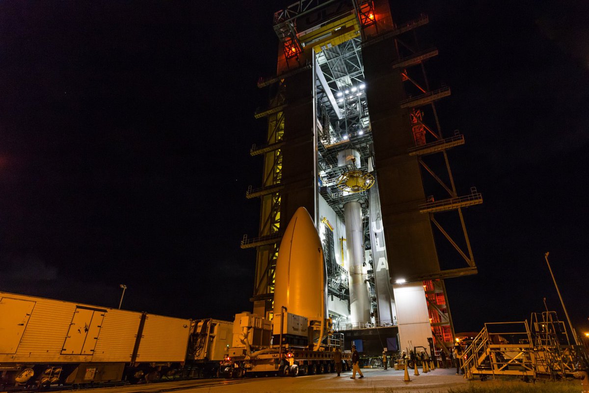 [FR] Les premiers prototypes de la constellation de satellites d’Amazon #ProjectKuiper ont été chargés au sommet de la fusée Atlas V 501 d’ULA. Lancement prévu pour vendredi prochain. Photos de @ulalaunch.