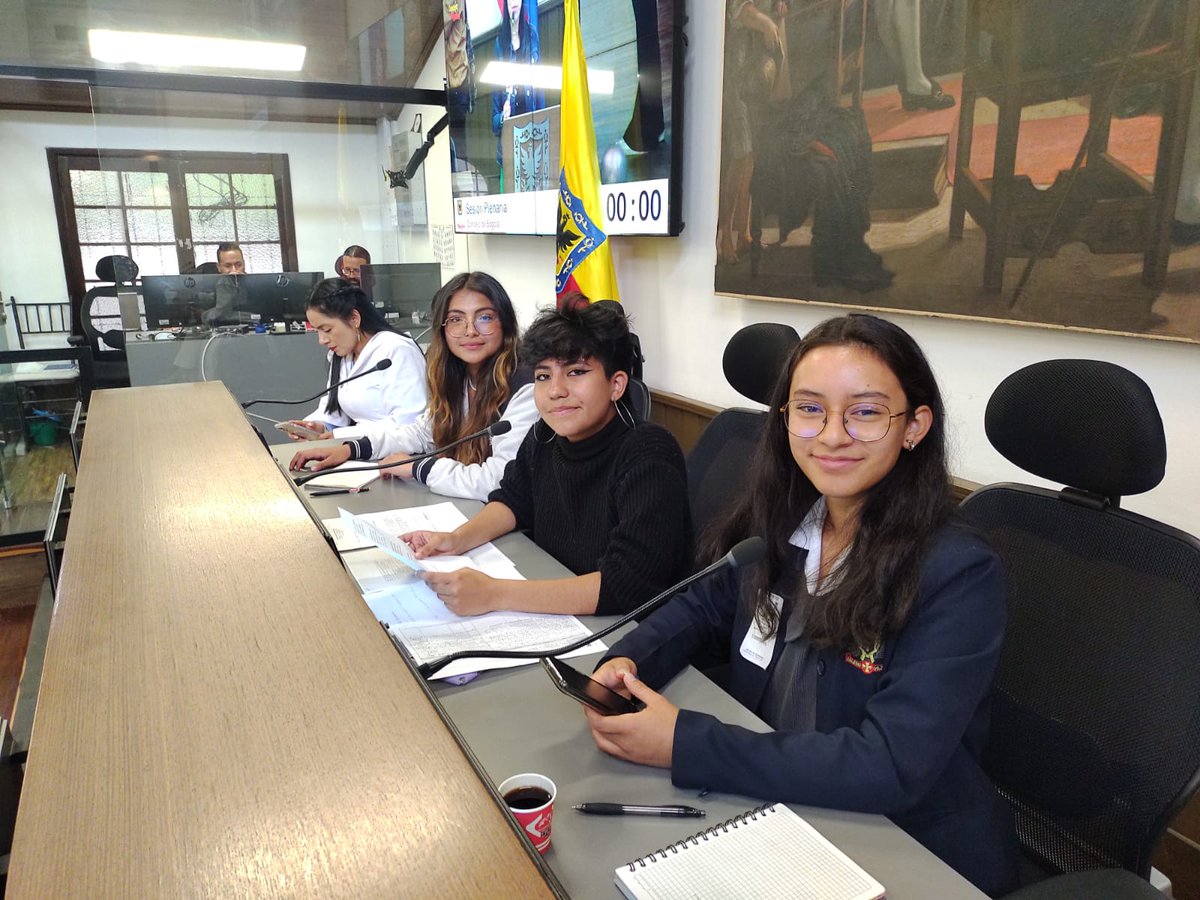 TamaraPaolAH's tweet image. Hoy la mesa distrital de cabildantes estudiantiles presenta al Concejo de Bogotá lo trabajado este año. Último proyecto presentado y aprobado: Semilleros contra el machismo. Somos #redesPaz 
@Educacionbogota @Deidamiapiensa @EdnaBonillaSeba