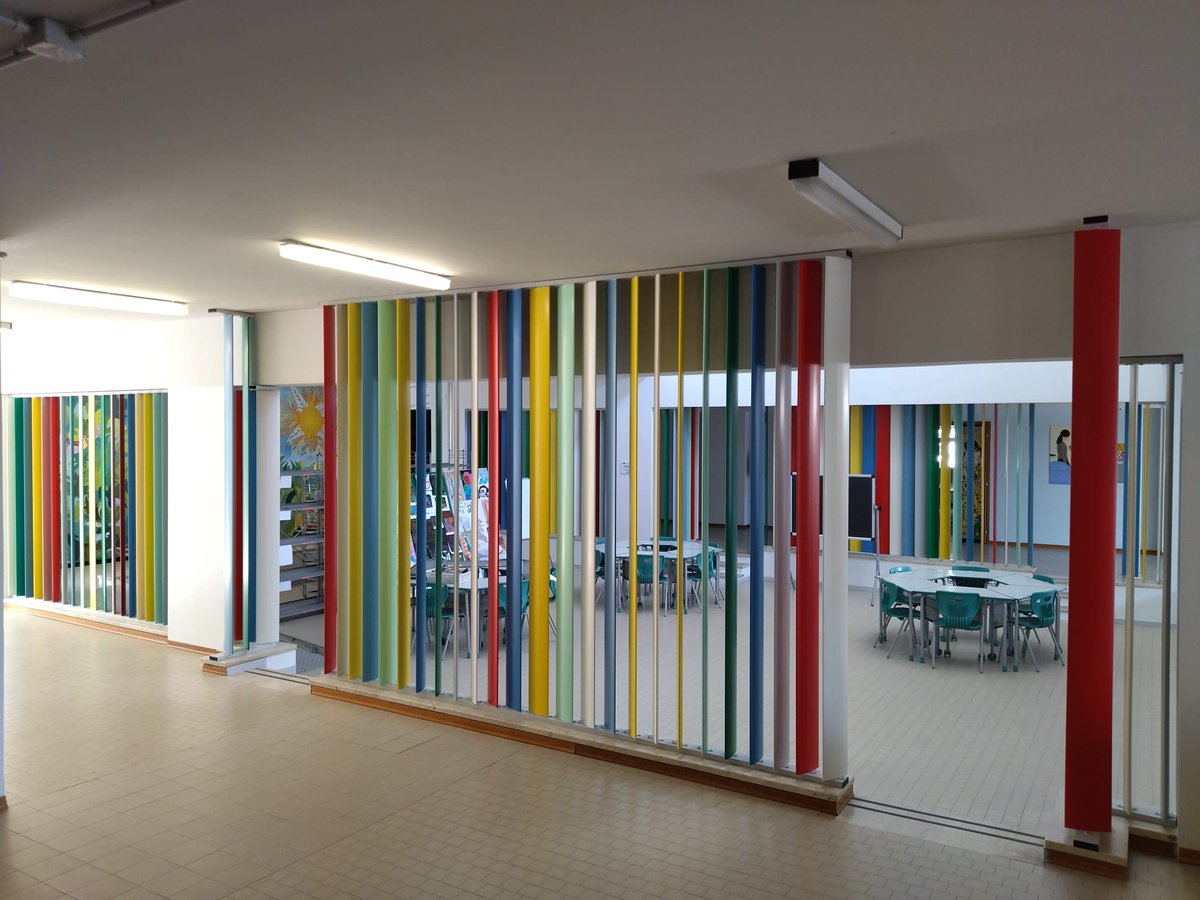 Divisori colorati in una scuola per creare un ambiente più confortevole e stimolante per gli studenti. 
#stameat #cromoterapia #frangisole #frangisoledivisori #divisoriambiente #progettisumisura #ediliziascolastica #schermaturesolari #coloripastello