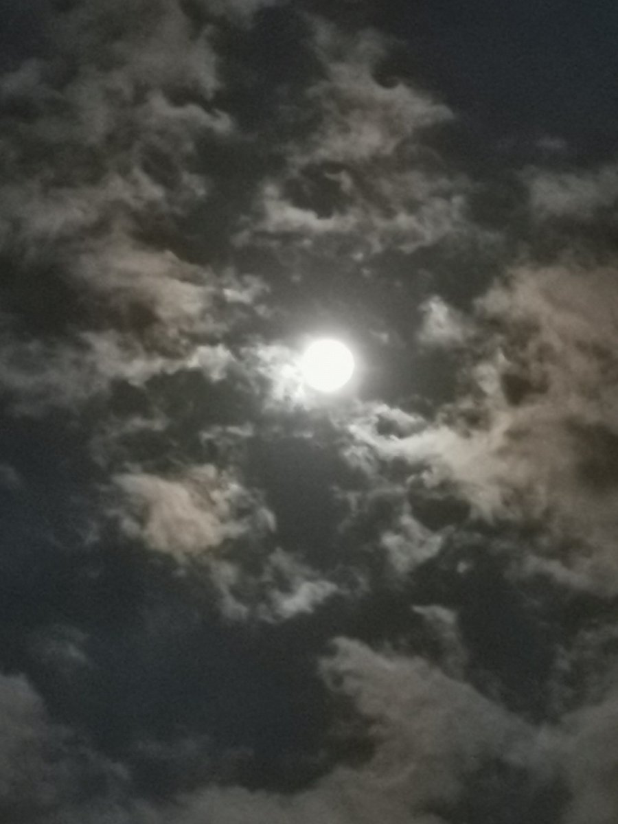 woolong_x9's tweet image. 今夜は雲が出てるから満月撮るのムズいな。そんでトリミングしたらやっぱ粗くなるな
#p30pro