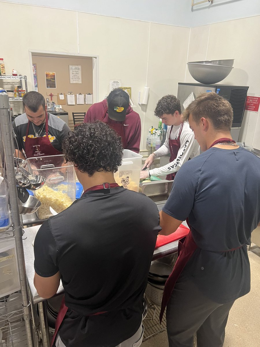 RonSiersJr's tweet photo. Group 5 @SalisburyBB kept the streak alive by serving 58 food insecure members of our community this morning at HALO. Special thanks to @su_pds Coordinator, Sara Elburn for her servant leadership. #DMTE #ServantLeadership @SalisburyU @CoachB_ABCA @MG_Polizzi https://t.co/Iu1ZEGsMqF