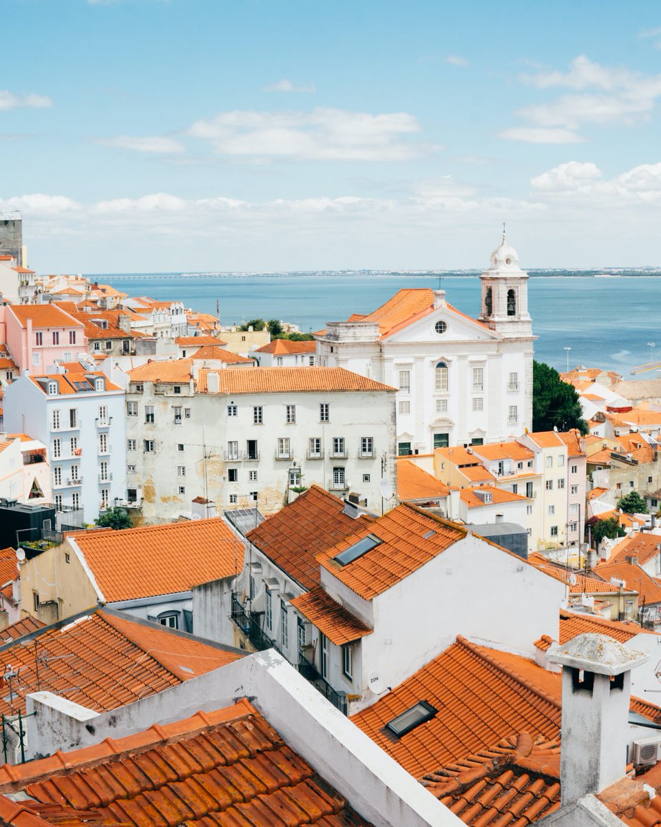 #TriviaTime, which #lisbon #unescoworldheritage site was the birthplace of the famous pastel de nata pastry? Discover this and so much more, from the narrow and vibrant streets of #alfama , to the stone marvels of #belemtower & the #jeronimosmonastery .
gowithguide.com/blog/our-top-5…