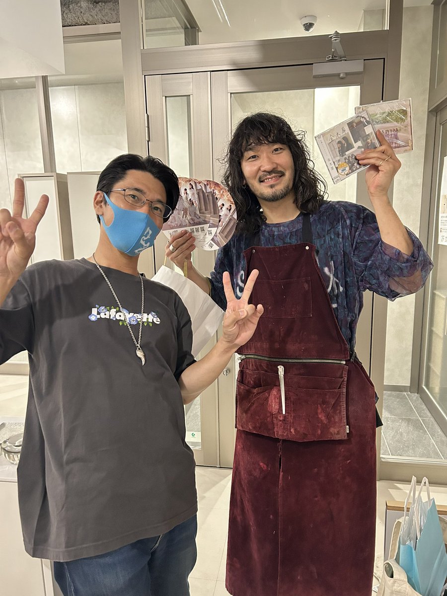 DTaka1016's tweet photo. 久しぶりだったけど
やっぱり素敵な人でした😊
確かあれは赤髪にした時以来
独立されて自分のお店もってるって凄い
沢山お話し出来たし
プレゼントもいただいてもらえて良かった
また近づいたら切ってもらいたいです🎵
なんか若返った気分です♪♪♪
ありがとうございました🙏
#HYCA
#村瀬勇樹 https://t.co/ZbbjkC5dXM