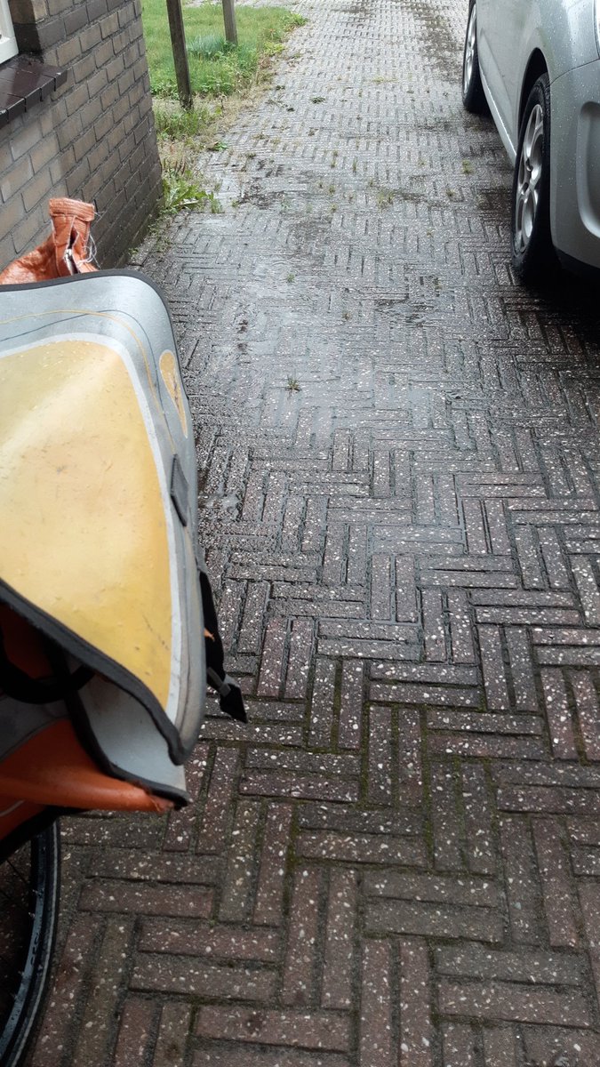 DPostbode's tweet photo. Even onder een carport schuilen. K-weer. https://t.co/g3m4e4AFFq