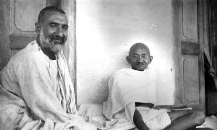 Satyam46148757's tweet photo. गोरे लोगो का मानना था की प्रथम श्रेणी मे केवल उच्च-वर्ग ही यात्रा कर सकते हैं। केवल इतना ही नहीं उन्हें वहां के कई होटलों में भी अन्दर घुसने से मना कर दिया गया।
यह रंगभेद, जातपात गांधी जी को बिल्कुल भी बर्दाश्त नहीं हुआ,
#MahatmaGandhi #Gandhi
#RememberingGandhi #Mahtma https://t.co/J7LH2scueZ