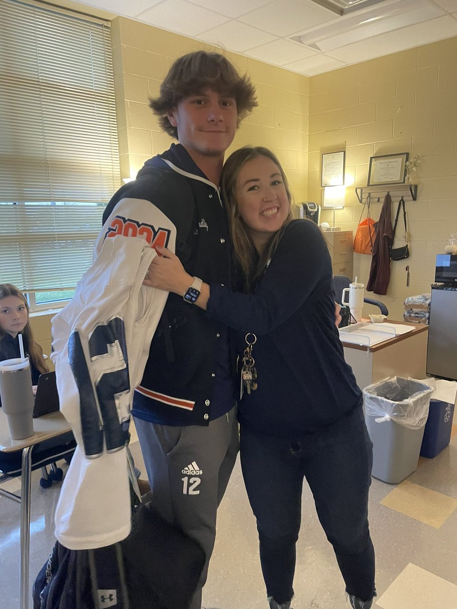 wcsSHSAthletics's tweet photo. Summit Football Seniors honoring our teachers and staff this morning with their jersey. Happy Jersey Out Spartans! Beat Ravenwood! @wcsshs @summitsquad @GridSummit @coach_bcoleman https://t.co/NjgbBhYF3r