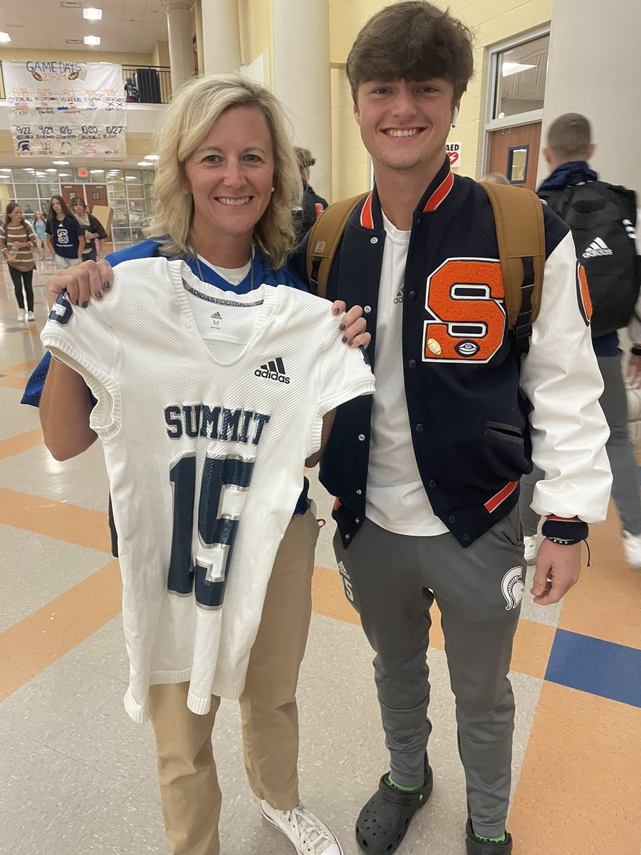 wcsSHSAthletics's tweet photo. Summit Football Seniors honoring our teachers and staff this morning with their jersey. Happy Jersey Out Spartans! Beat Ravenwood! @wcsshs @summitsquad @GridSummit @coach_bcoleman https://t.co/NjgbBhYF3r