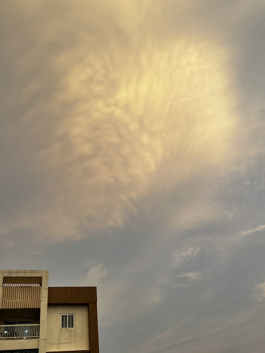 _SayeedaAfreen's tweet photo. Interesting cloud pattern in the sky today 
#Hyderabad 
@balaji25_t l https://t.co/svHUrkPyJt