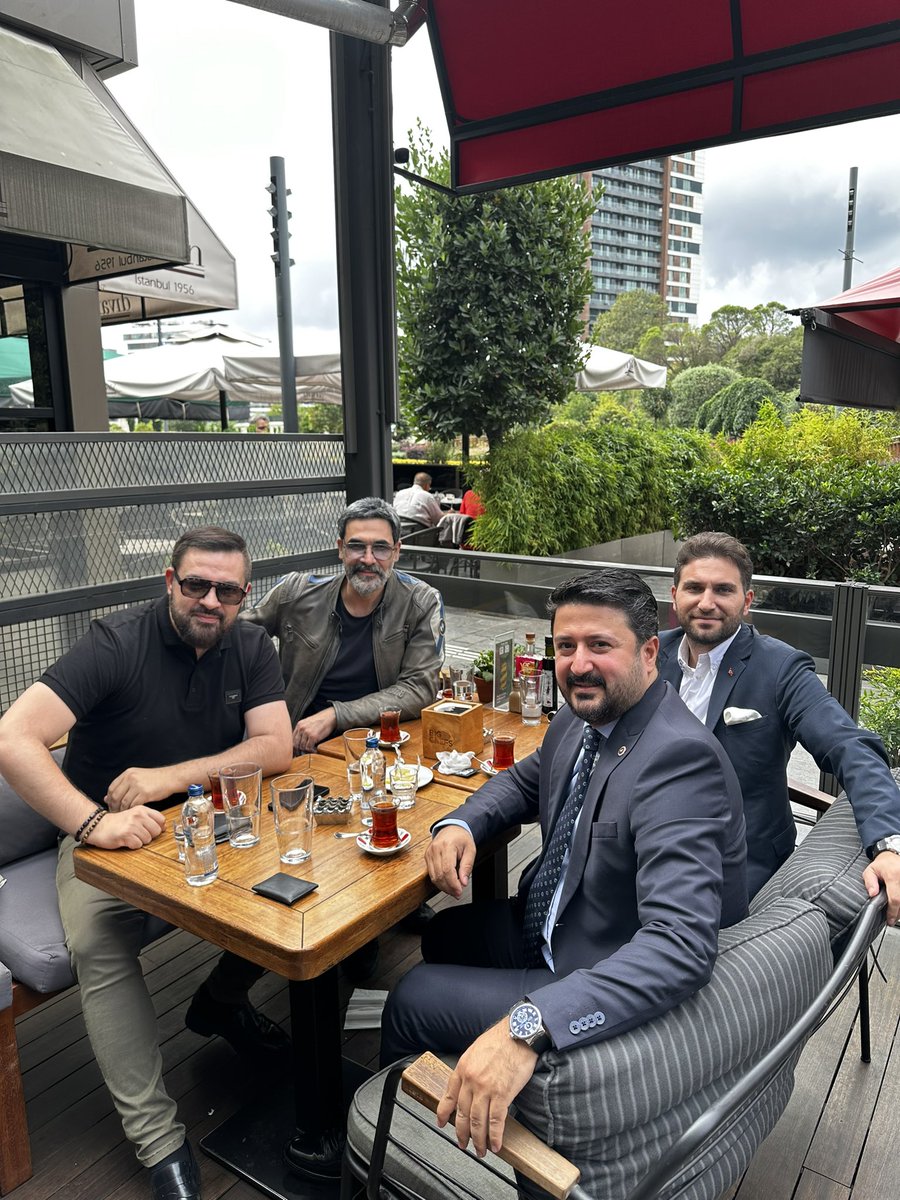EmreCaliskan_50's tweet photo. İstanbul'a gelip de görmemek olmazdı.

Özlemişiz dost muhabbetini...

@ugur_isilak @muratisilak https://t.co/NoIl0tqPJs