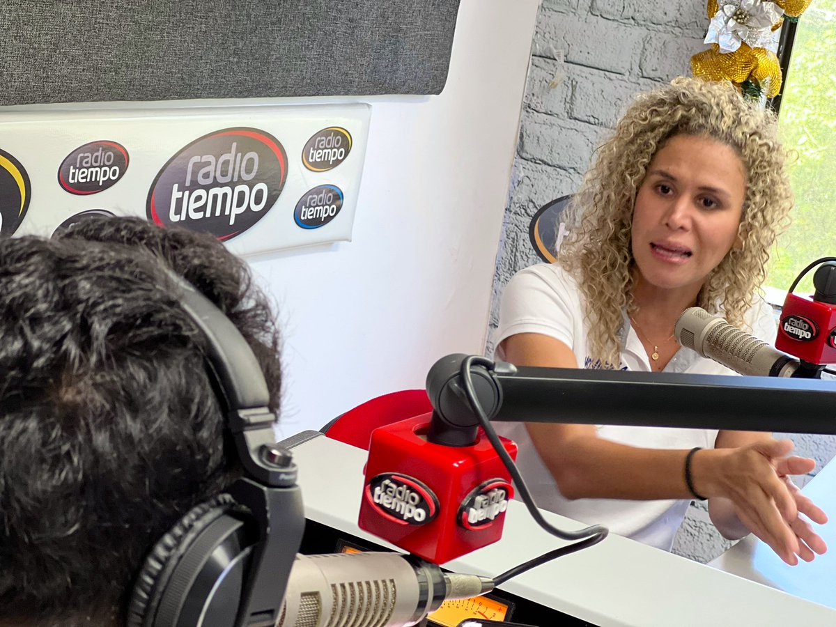 nlopezfuentes's tweet photo. ¡Estamos al aire en @RadioTiempo1045!🎤

Seguimos presentado nuestra fórmula E+J+E para la prosperidad de los monterianos.

#AlcaldesaNatalia #MonteríaEsCapaz https://t.co/MEW8tEk8PF
