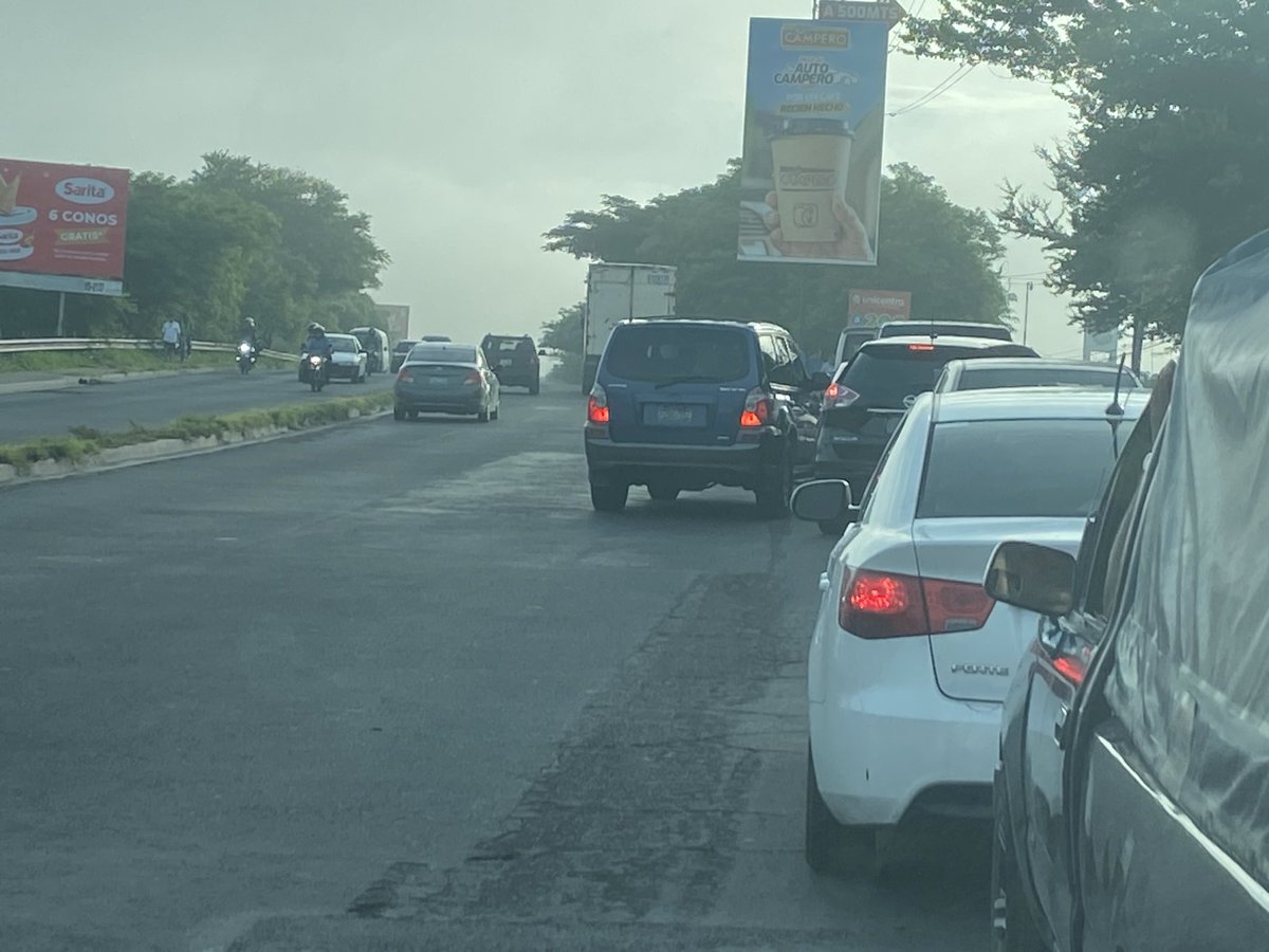 mata011's tweet photo. @NelsonReyesSV @VMTElSalvador @PNCSV siempre hay energúmenos que se la llevan de listos y generan más tráfico por no seguir la cola. https://t.co/LQQgULyvKr