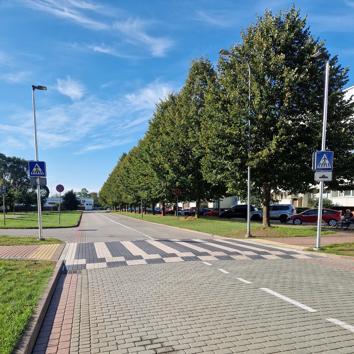 ℹ️ Ventspilī turpinās ceļu satiksmes drošības uzlabošanas darbi!  Iepretim daudzdzīvokļu dzīvojamām mājām Ugāles ielā Nr. 13 un Nr. 32 ir izbūvēta izgaismota gājēju pāreja un ātruma ierobežojošais ātrumvalnis. Plašāk 👉 saite.lv/oHY