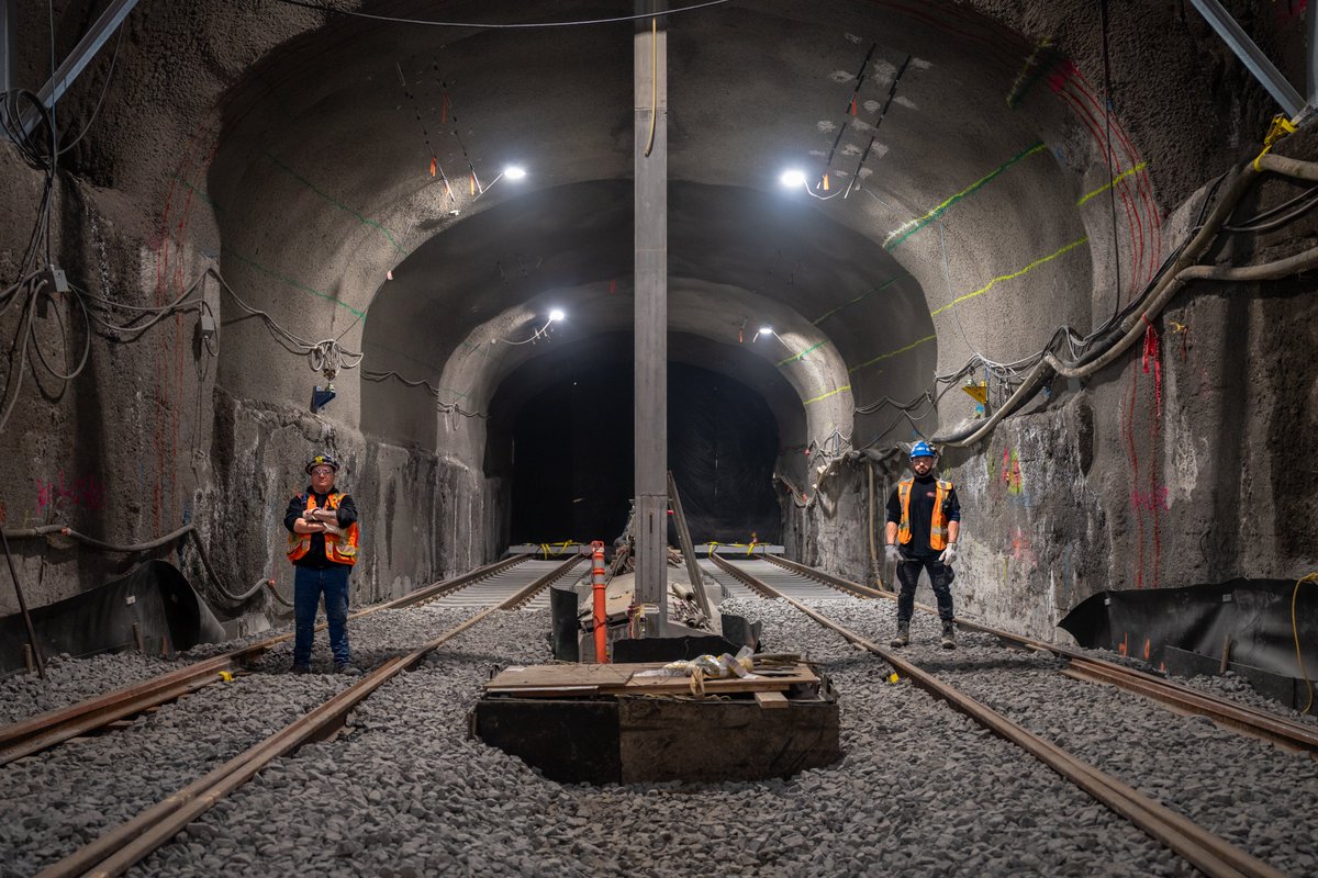 Tunnel Mont-Royal 📍🚇 Pose des rails débuté et mur central en place. Les travaux progressent dans ce secteur clé du réseau. #REMmtl
