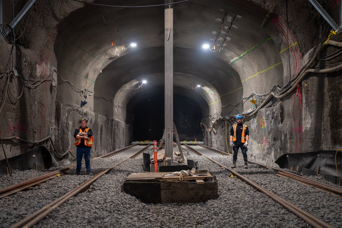 REMgrandmtl's tweet photo. Tunnel Mont-Royal 📍🚇 Pose des rails débuté et mur central en place. Les travaux progressent dans ce secteur clé du réseau. #REMmtl https://t.co/726yquBAF6