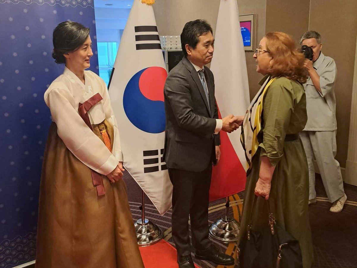 AmbasadaB's tweet image. U bogatoj istoriji Republike Koreje poseban datum je Dan nacionalnog osnivanja, koji se obilježava kao  početak korejske istorije. Sa velikim poštovanjem i zadovoljstvom dragom kolegi, ambasadoru 🇰🇷 Hoonmin #Limu čestitala sam ovaj praznik.
@MOFAkr_eng