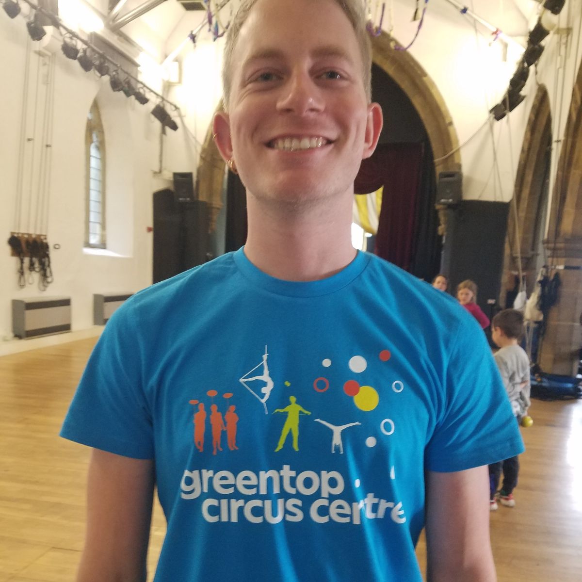 T-shirt Pre Order closes Mon 2/10!
📷Modestly modelling @m_athompson our #Fairtrade #Organic cotton blue tees w/logo. 
Full info shorturl.at/ijGRY for kids & adults #CircusMerch #GreentopCircus #SheffieldCircus #CircusTraining #SheffieldCharity