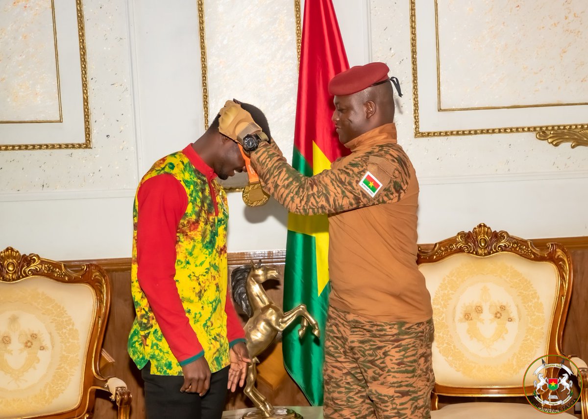 CapitaineIb226's tweet image. En élevant notre compatriote Hugues Fabrice ZANGO au rang d’Officier de l’Ordre de l’Étalon, je salue l’excellence des Burkinabè de l’intérieur et de la diaspora, qui chaque jour, portent haut le drapeau de notre cher Pays. Mes vives félicitations au Champion du monde du triple…