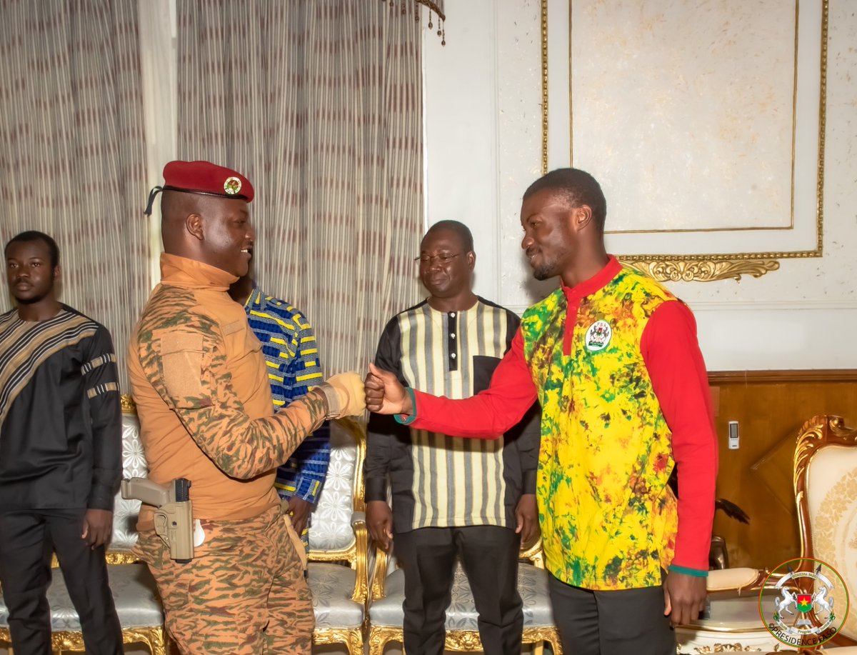 CapitaineIb226's tweet image. En élevant notre compatriote Hugues Fabrice ZANGO au rang d’Officier de l’Ordre de l’Étalon, je salue l’excellence des Burkinabè de l’intérieur et de la diaspora, qui chaque jour, portent haut le drapeau de notre cher Pays. Mes vives félicitations au Champion du monde du triple…