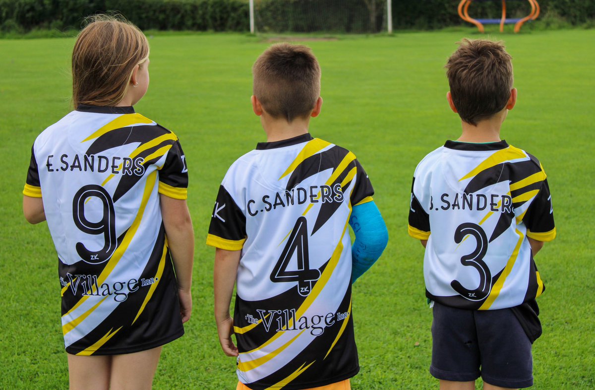 TheKingswoodAFC's tweet photo. Our kit winners for this seasons new kit!! 

The squad are loving the new design!

#UTK 👑🐝⚽️⚫️⚪️ https://t.co/kELYSv4x3B