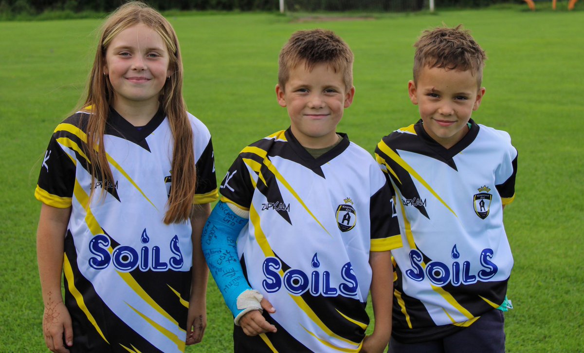 TheKingswoodAFC's tweet photo. Our kit winners for this seasons new kit!! 

The squad are loving the new design!

#UTK 👑🐝⚽️⚫️⚪️ https://t.co/kELYSv4x3B