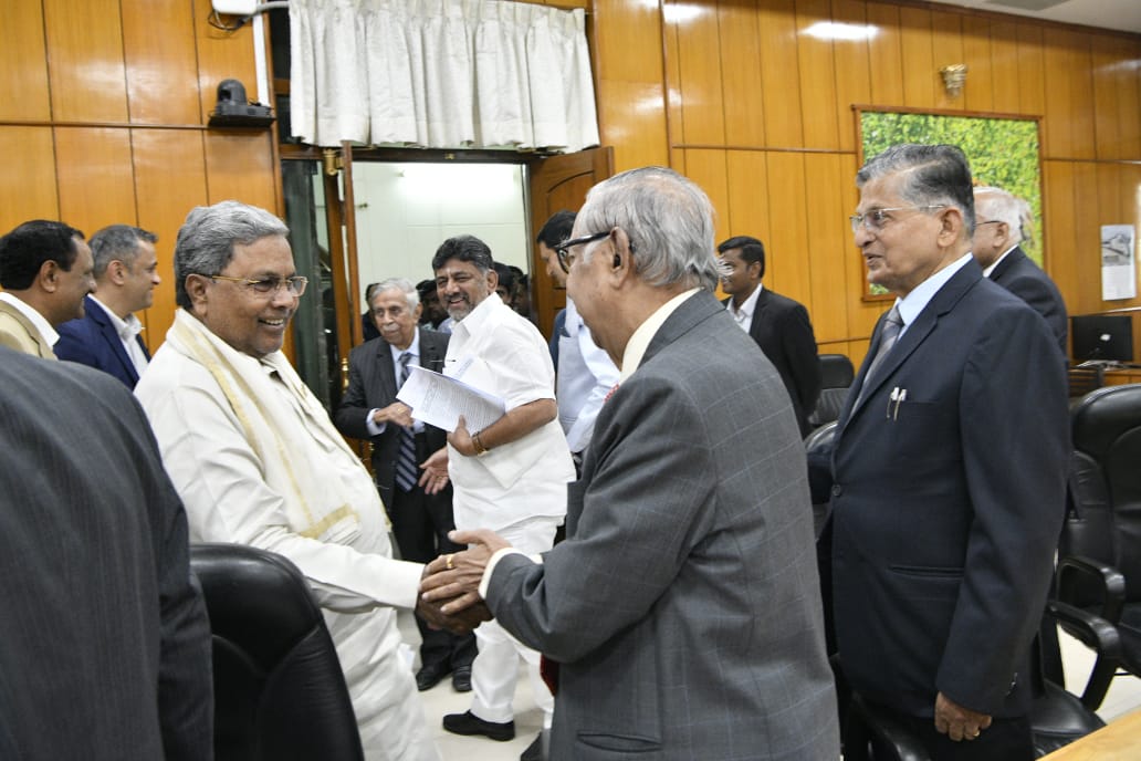 CMofKarnataka's tweet image. ತಮಿಳುನಾಡಿಗೆ 3000 ಕ್ಯೂಸೆಕ್ ನೀರು ಬಿಡುಗಡೆ ಮಾಡಲು ಕಾವೇರಿ ನೀರು ನಿರ್ವಹಣೆ ಪ್ರಾಧಿಕಾರವು (CWMA) ಅದೇಶಿಸಿರುವ ಹಿನ್ನೆಲೆಯಲ್ಲಿ ಎದುರಾಗಿರುವ ಸಂಕಷ್ಟದ ಪರಿಸ್ಥಿತಿಯನ್ನು ಸಮರ್ಥವಾಗಿ ನಿರ್ವಹಿಸುವ ಸಂಬಂಧ ಮುಖ್ಯಮಂತ್ರಿ @siddaramaiah ಅವರು ಮಾನ್ಯ ಸುಪ್ರೀಂ ಕೋರ್ಟ್ ಹಾಗೂ ಹೈಕೋರ್ಟ್‌ನ ನಿವೃತ್ತ ನ್ಯಾಯಮೂರ್ತಿಗಳು ಹಾಗೂ ಮಾಜಿ…