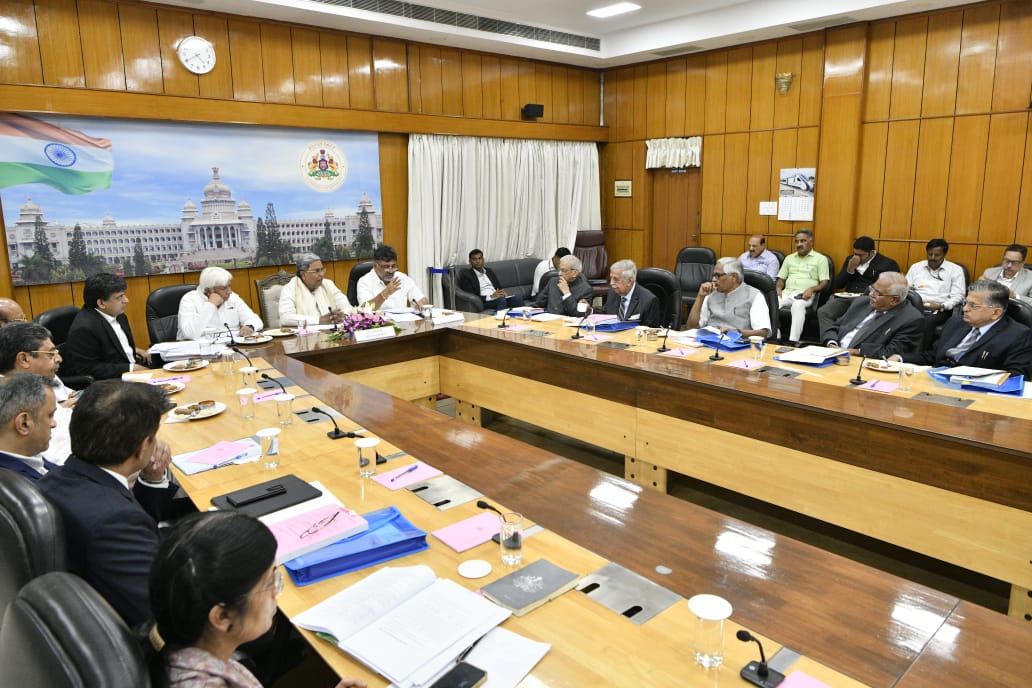 CMofKarnataka's tweet image. ತಮಿಳುನಾಡಿಗೆ 3000 ಕ್ಯೂಸೆಕ್ ನೀರು ಬಿಡುಗಡೆ ಮಾಡಲು ಕಾವೇರಿ ನೀರು ನಿರ್ವಹಣೆ ಪ್ರಾಧಿಕಾರವು (CWMA) ಅದೇಶಿಸಿರುವ ಹಿನ್ನೆಲೆಯಲ್ಲಿ ಎದುರಾಗಿರುವ ಸಂಕಷ್ಟದ ಪರಿಸ್ಥಿತಿಯನ್ನು ಸಮರ್ಥವಾಗಿ ನಿರ್ವಹಿಸುವ ಸಂಬಂಧ ಮುಖ್ಯಮಂತ್ರಿ @siddaramaiah ಅವರು ಮಾನ್ಯ ಸುಪ್ರೀಂ ಕೋರ್ಟ್ ಹಾಗೂ ಹೈಕೋರ್ಟ್‌ನ ನಿವೃತ್ತ ನ್ಯಾಯಮೂರ್ತಿಗಳು ಹಾಗೂ ಮಾಜಿ…