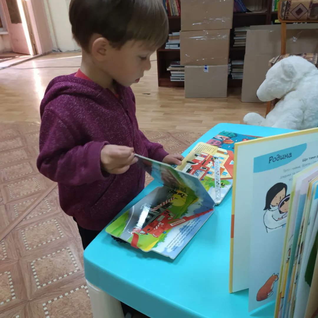 supportizyumlib's tweet photo. Завжди радісно бачити маленьких читачів в бібліотеці 💚📚 https://t.co/ep0cvaEh4r