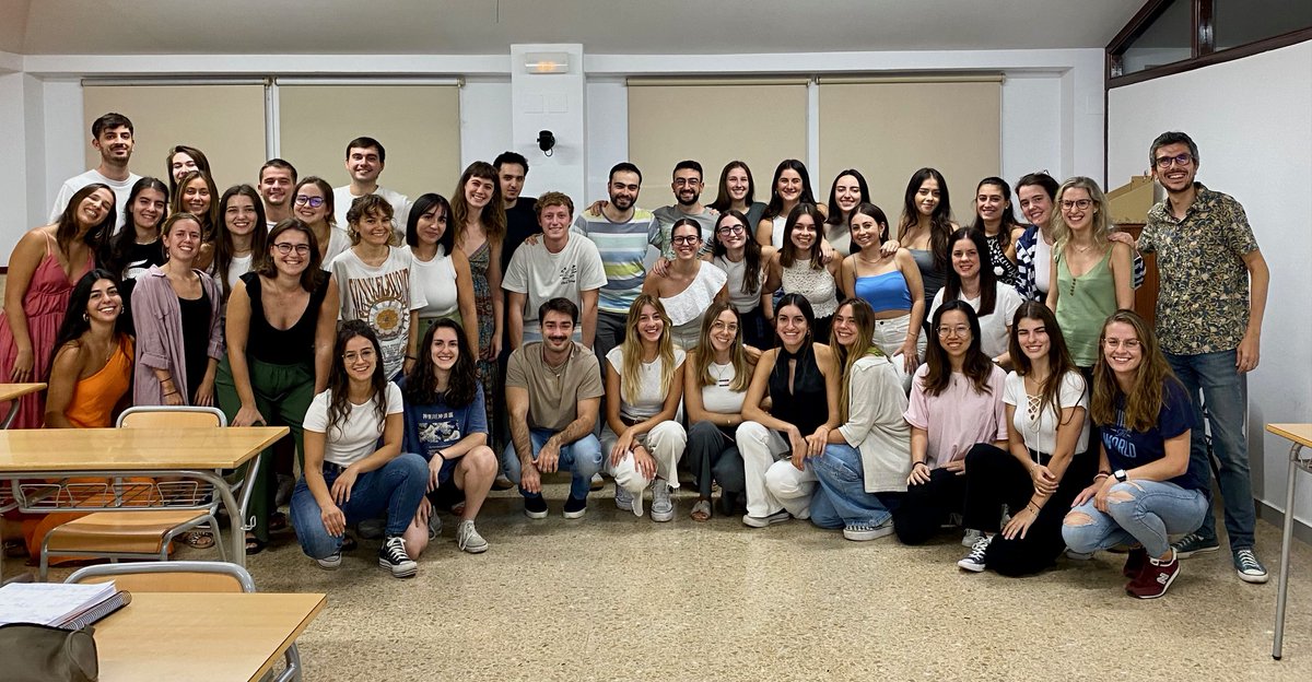 MUCHAS GRACIAS por estas 45 horas de clase de Farma juntos. <a href="/farmaFIR/">farmaFIR</a> VLC 2023: Sois EQUIPO. En esta foto hay futuros/as Residentes FIR que trabajarán con ILUSIÓN y COMPROMISO por los y las pacientes. El 20.01.24 🎯lo demostrarán. ¡Prepárense! ¡Vamos! 🤘🔥