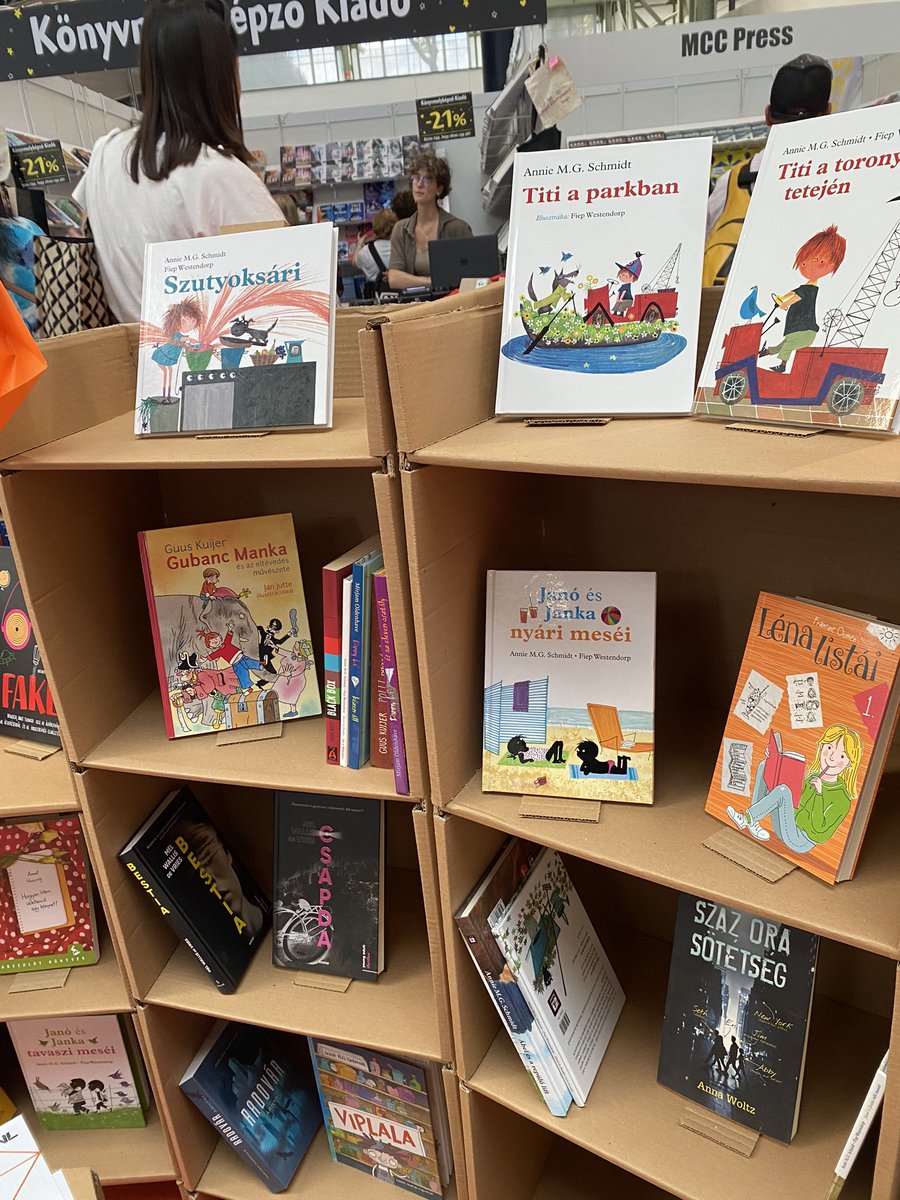 At the opening of the 28th Book Festival in #Budapest Arnon Grunberg said: “I’m not sure if history exists to teach us lessons. But we know our history. So we cannot believe in our innocence anymore.” 🇳🇱 is country of honour this year. 12 Dutch writers present talking to readers!