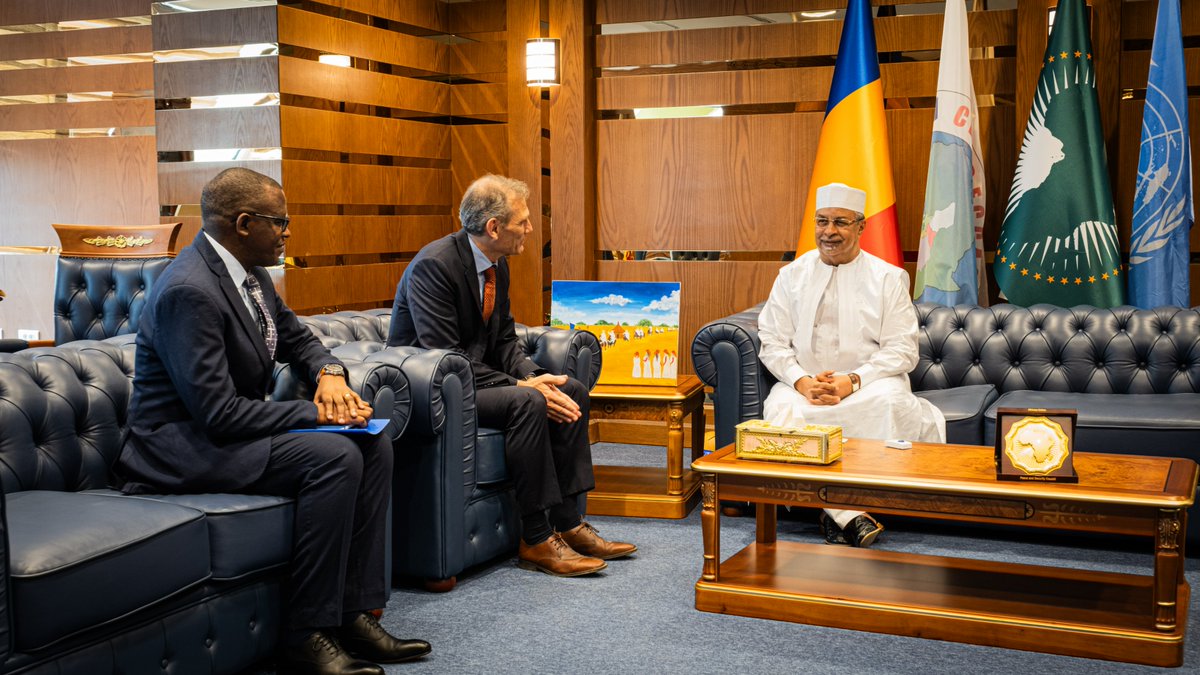 The IOM #Chad🇹🇩 Chief of Mission Mr. @Preyntjens, presented this morning his letters of accreditation H.E., the Minister of State, Minister of Foreign Affairs, for Chadians Abroad and International Cooperation @MSANNADIF.