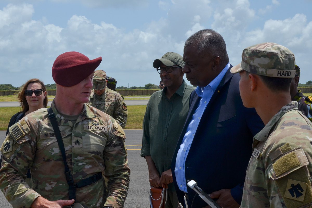 NationalGuardIN's tweet photo. @SecDef , Lloyd Austin, arrived at a scheduled visit to check on the defensive capabilities and meet with a few very distinguished soldiers of Company C. 2nd Battalion, 134th Infantry Regiment
Photo and Caption Credit 📸 : Spc. Samuel Miller
@USNationalGuard @38thID https://t.co/pa9CfBsQTg