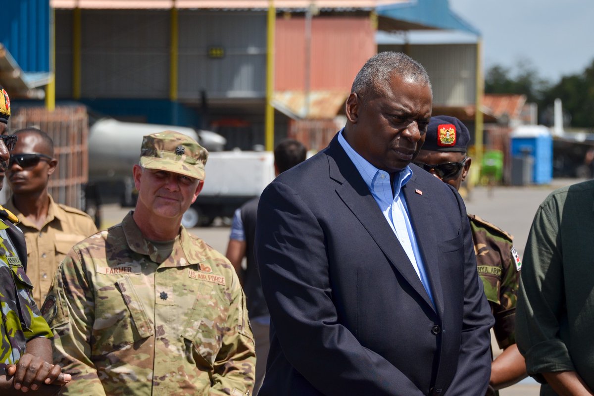 NationalGuardIN's tweet photo. @SecDef , Lloyd Austin, arrived at a scheduled visit to check on the defensive capabilities and meet with a few very distinguished soldiers of Company C. 2nd Battalion, 134th Infantry Regiment
Photo and Caption Credit 📸 : Spc. Samuel Miller
@USNationalGuard @38thID https://t.co/pa9CfBsQTg