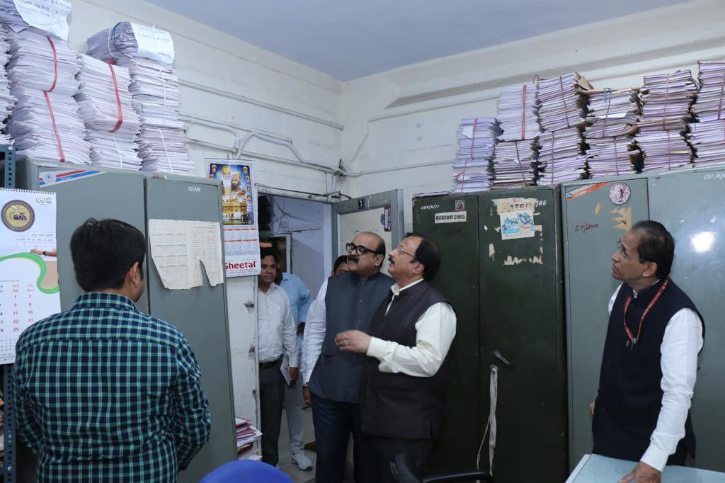 cbic_india's tweet photo. Digitisation Project at Customs Excise &amp; Service Tax Appellate Tribunal under #SpecialCampaign3.0!

Member Legal Sh. Vivek Ranjan inspected Bench Rooms to ascertain the status of scanning of Files.

Documents 👉 10 lakh
Files to be weeded out 👉5000
Area to be freed👉 2000 sq ft https://t.co/CrkhOaJocg