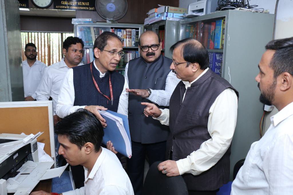cbic_india's tweet photo. Digitisation Project at Customs Excise &amp; Service Tax Appellate Tribunal under #SpecialCampaign3.0!

Member Legal Sh. Vivek Ranjan inspected Bench Rooms to ascertain the status of scanning of Files.

Documents 👉 10 lakh
Files to be weeded out 👉5000
Area to be freed👉 2000 sq ft https://t.co/CrkhOaJocg
