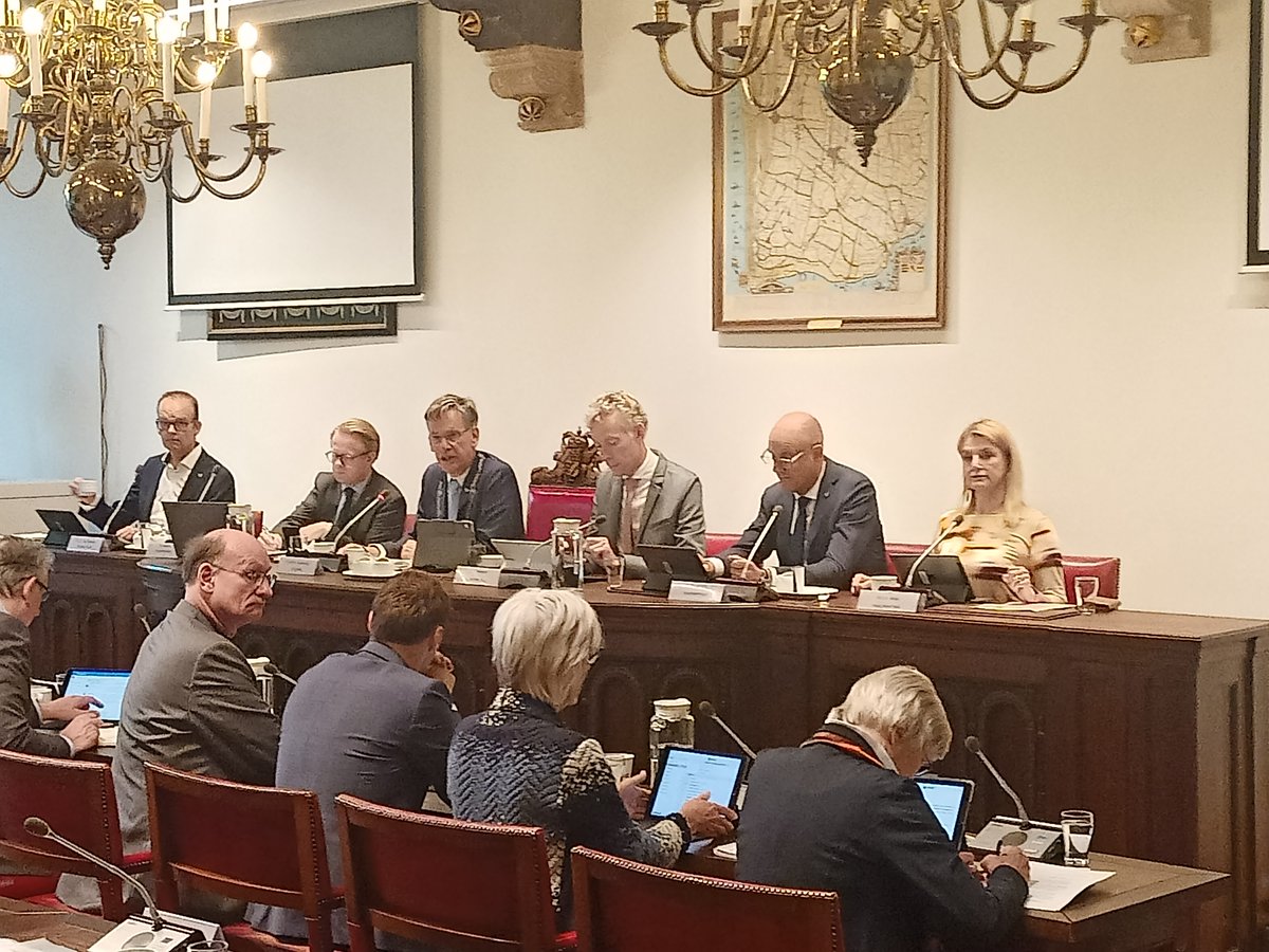 De top van waterschap Delfland heeft zich een salarisverhoging van 33 procent toegekend. De verdiensten van vier hoogheemraden (‘wethouders’ van het schap) gaan van 6690 naar 8890 bruto per maand.Dat leidde tot verontwaardiging bij drie fracties. tinyurl.com/2zbexzja