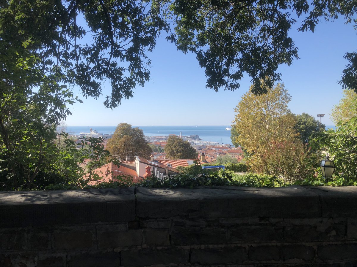 sangermax's tweet photo. Una pausa sul #colle di #sangiusto a #trieste in #barakin per un #birrin e un #tramezzin (ho fatto anche un esperimento ho chiesto di tagliarmelo non in due ma in quattro e non mi hanno chiesto un euro in più 🙄😀) con #panorama compreso nel prezzo #29settembre https://t.co/qYBYzdvR7v