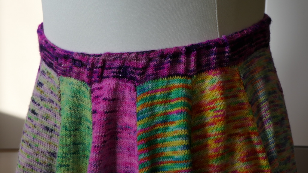 LizLovick's tweet image. The waistband of the bog standard paneled skirt twisted slightly to show the purl row which forms the fold.  Buy the pattern on Etsy or on Ravelry.

#newpattern #knittersofinstagram #yarn #usingstash #workinprogress #amknitting #handknitting #craft #knittinginspiration #nort…