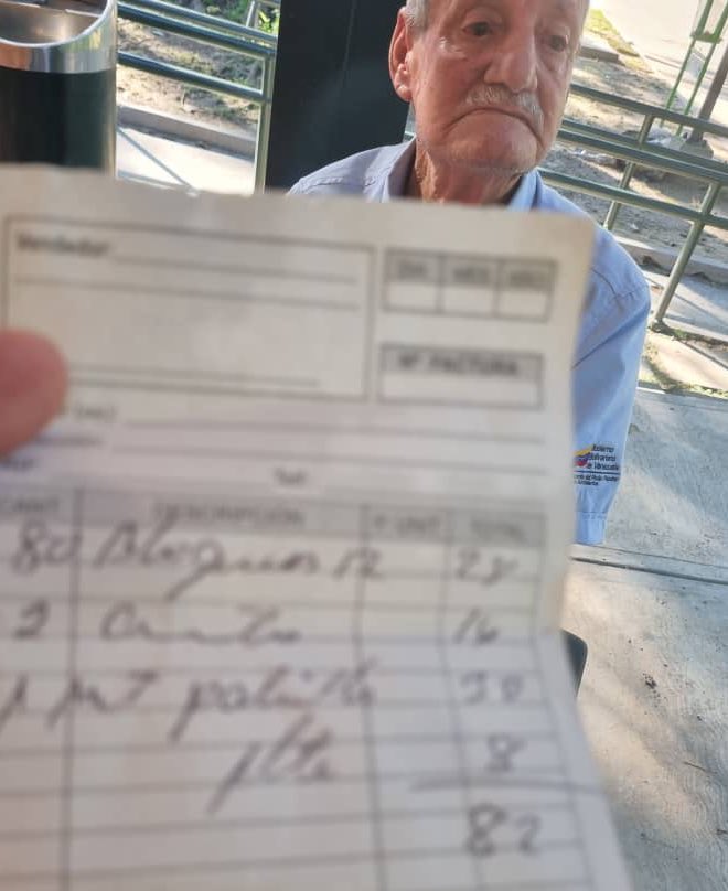 gabyarocha's tweet photo. Gente solidaria que va al @ParqueDelEste y conoce al Sr Zambrano: las lluvias tumbaron el muro de un vecino y este destruyó parte de la casa de él. Está triste, porque aunque él mismo va a construir lo que se cayó, necesita ayuda para comprar los materiales. Vamos a ayudarlo. 🙏🏻 https://t.co/soAT7dA0d3